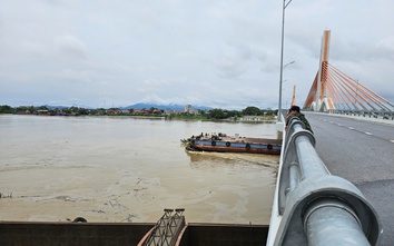 Giải phóng xong 8 phương tiện thủy mắc kẹt, đảm bảo an toàn cầu Vĩnh Phú