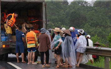 Người dân tràn ra cao tốc Nội Bài - Lào Cai nhận đồ cứu trợ, rất lo nguy cơ tai nạn