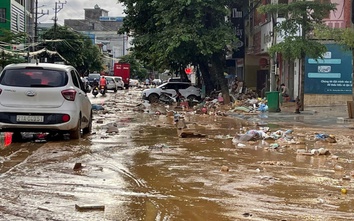 Yên Bái ngập trong bùn, rác sau khi cơn lũ đi qua