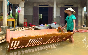 Người dân ven sông Bưởi tất bật dọn nhà khi lũ vừa rút