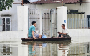 Hà Nội vẫn còn 23.000 người phải di dời vì ngập lụt