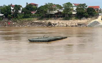 Lắp đặt thử cầu phao thay thế cầu Phong Châu bị sập