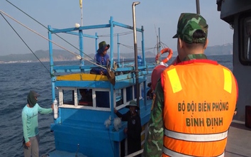 Tàu đang tránh bão, một thuyền viên trượt chân ngã xuống biển tử vong