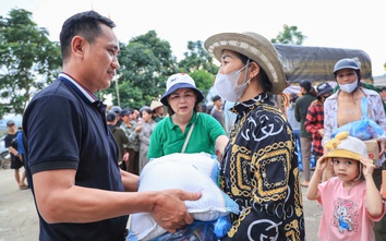 “Nghĩa đồng bào” trong mùa lũ: Sớm dựng lại trường, mong vơi bớt khó khăn