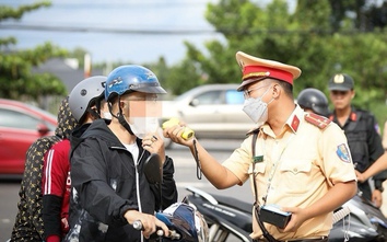 Uống bia vẫn chở bạn gái đi biển, nam thanh niên dính phạt nồng độ cồn