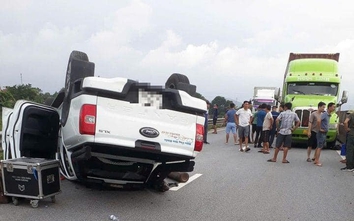 Hai ô tô va chạm trên cao tốc, ùn tắc giao thông kéo dài