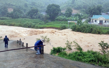 Nước lũ đổ về, sơ tán hàng chục hộ dân ở miền núi Thanh Hóa