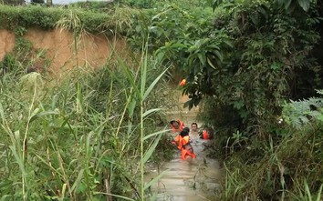 Đi qua đập tràn, hai người bị nước lũ cuốn trôi