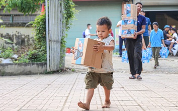 Báo Giao thông và nhà tài trợ trao quà cho các hộ dân nửa tháng chưa thể về nhà