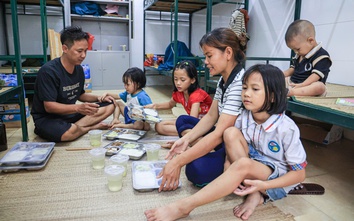 Dân vùng rốn lũ Hà Nội gần tháng ăn cơm hộp, ngủ giường tầng, chưa thể về nhà