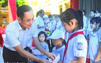 Báo Giao thông trao 50 suất học bổng cho học sinh là nạn nhân TNGT ở Ninh Bình