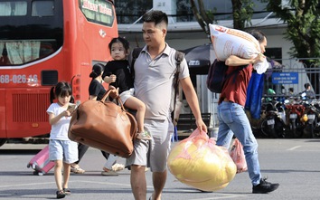 Người dân tay xách nách mang trở lại Hà Nội, bến xe đông nghẹt