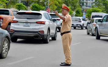 CSGT Quảng Ninh gác xuyên lễ, đảm bảo ATGT cho người dân, du khách về đất Mỏ