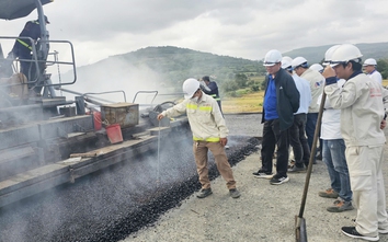 Thảm lớp nhựa đầu tiên trên cao tốc Chí Thạnh - Vân Phong