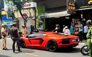 Siêu xe Lamborghini đột ngột dừng giữa đường, tài xế lập tức được đưa đi cấp cứu