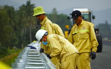 Lắp hộ lan trên cao tốc Hoài Nhơn - Quy Nhơn