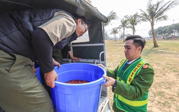 Công an dùng xe chuyên dụng giúp người dân thả cá chép sớm tiễn ông Công, ông Táo