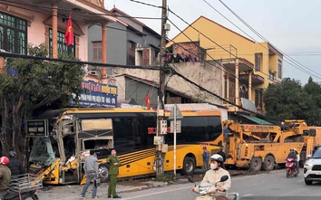 Bản tin TNGT 23/1: Xe khách tông sập nhà dân trên quốc lộ