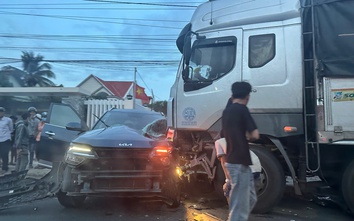 Tai nạn liên hoàn trên quốc lộ 1, giao thông ách tắc kéo dài 1km