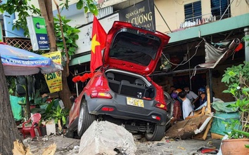 TP.HCM: Taxi bất ngờ lao vào quán cà phê đông khách, 1 người bị thương