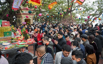 Hà Nội: Người dân chen chân đi lễ ngày mùng 1 Tết Ất Tỵ