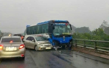 Ba ô tô va chạm liên hoàn trên cao tốc Nội Bài - Lào Cai