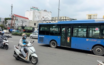 Bản tin TNGT 10/10: Xe máy va chạm xe buýt ở TP.HCM, một người tử vong