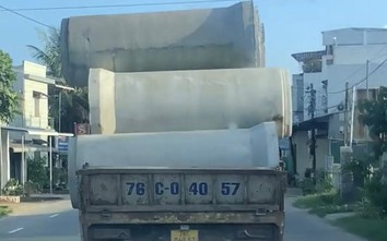Chở nhiều bi cống khổ lớn không chằng buộc, tài xế bị phạt hàng chục triệu