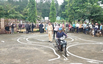 CSGT Gia Lai đưa lớp học lái xe về tận bản làng, người dân nô nức tham gia