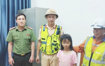 Đi viện thăm bà ốm trở về, bé gái một mình đi lạc 2km trên cao tốc giữa đêm mưa