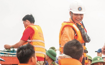 Chuyện người “hiệp sĩ áo cam” giữa trùng khơi