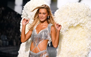 Siêu mẫu Bella Hadid trở lại sàn diễn nội y sau khi chiến đấu với bệnh Lyme