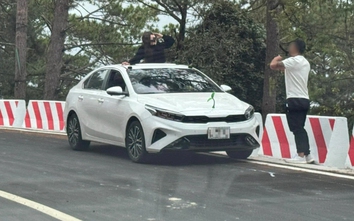 Dừng xe ở làn khẩn cấp để chụp ảnh bị phạt thế nào?