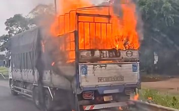 Gia Lai: Xe tải bốc cháy dữ dội trên quốc lộ 1, hàng hóa bị thiêu rụi