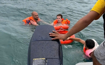 Khánh Hòa: Cảnh sát giao thông đường thủy cứu du khách nước ngoài bị đuối nước