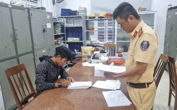 Công an xử phạt tài xế xe tải làm rơi hàng tấn củ mì trên QL1 qua Quảng Ngãi