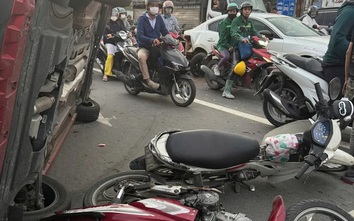 Ô tô con gây tai nạn liên hoàn tại giao lộ, nhiều xe máy bị húc văng