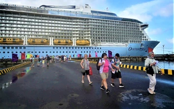 Huế: Tàu Ovation of the Seas chở hơn 4.000 hành khách cập cảng Chân Mây