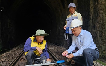 Miệt mài giữ nhịp những chuyến tàu qua cung Đèo Cả hiểm trở