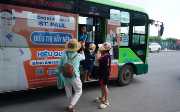 Từ chuyến xe đến nụ cười: Hành trình dịu dàng của những người phụ nữ trên xe buýt