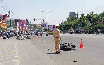 Phóng nhanh vượt đèn đỏ, xe máy lao thẳng vào xe khác giữa ngã tư