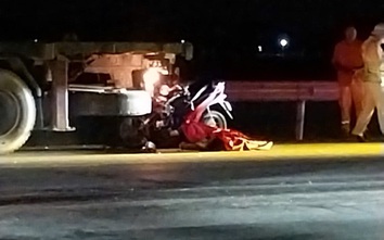 Xe máy đâm vào đuôi xe tải đỗ bên đường, một người tử vong