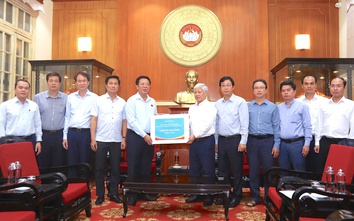 Bộ Xây dựng trao 5 tỷ đồng ủng hộ bà con thiệt hại do bão lũ