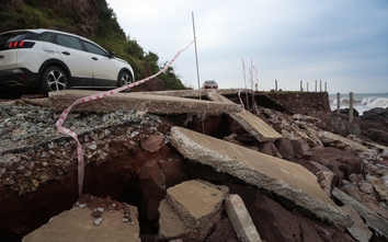 Đường ven biển Nghệ An hư hỏng nghiêm trọng, tai nạn rình rập người đi đường