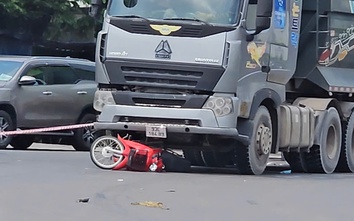 Xe ben va chạm xe máy ở vòng xoay, 2 cô gái tử vong thương tâm