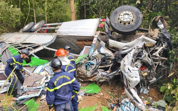 Hiện trường vụ lật xe tải làm 4 người thương vong trên quốc lộ 14C