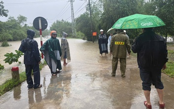 Huế: Vượt qua tuyến đường ngập lụt, ô tô điện bị nước lũ cuốn trôi