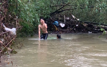 Tìm thấy ô tô điện bị nước lũ cuốn trôi ở Huế