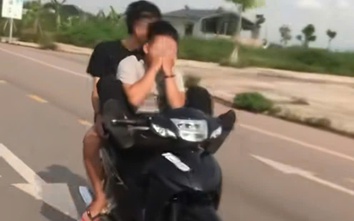 Đăng clip dùng chân điều khiển mô tô lên mạng, cả mẹ và con trai tại Bắc Ninh bị xử phạt