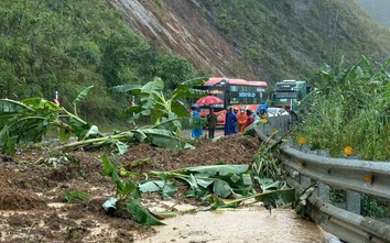 Sạt lở đường Hồ Chí Minh qua đèo Lò Xo, giao thông tê liệt